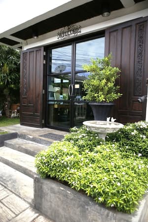 thumbnail: Front of property
