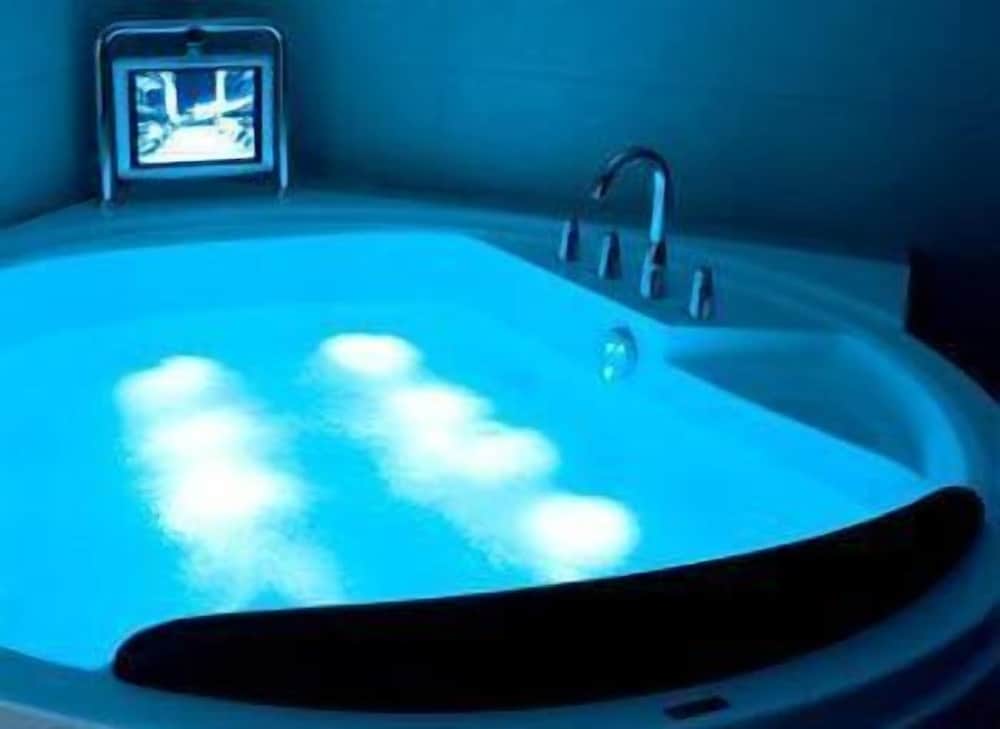 Indoor spa tub