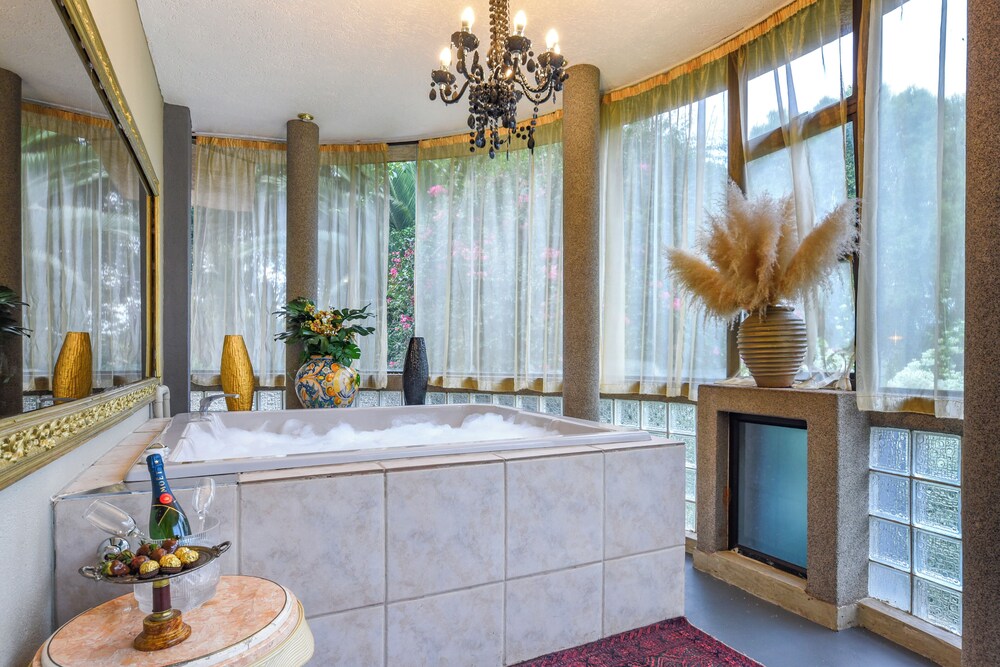 Jetted tub