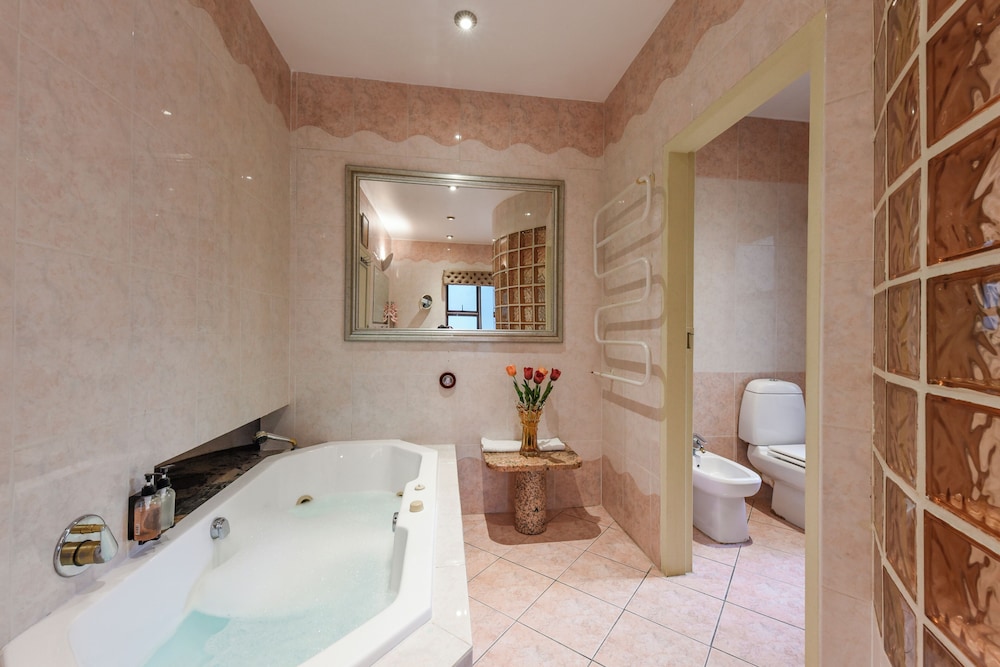 Deep soaking bathtub