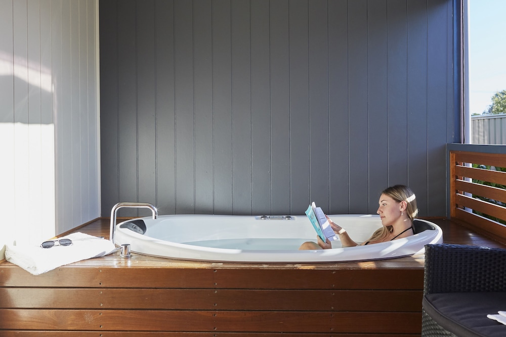 Jetted tub