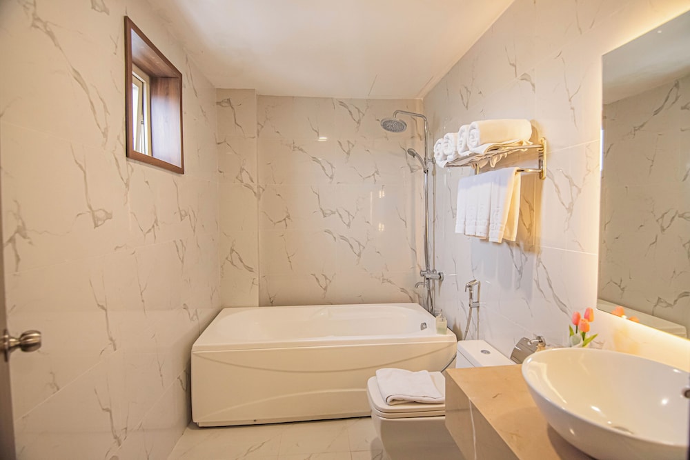 Deep soaking bathtub