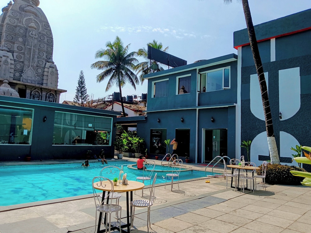 Swim-up bar