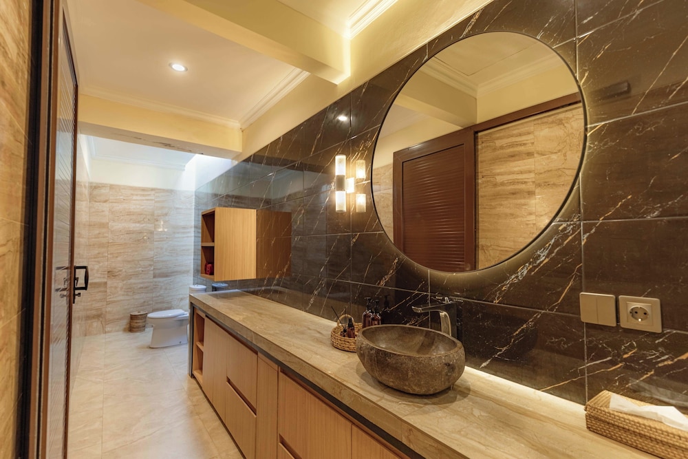 Bathroom sink
