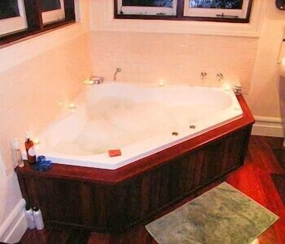 Jetted tub