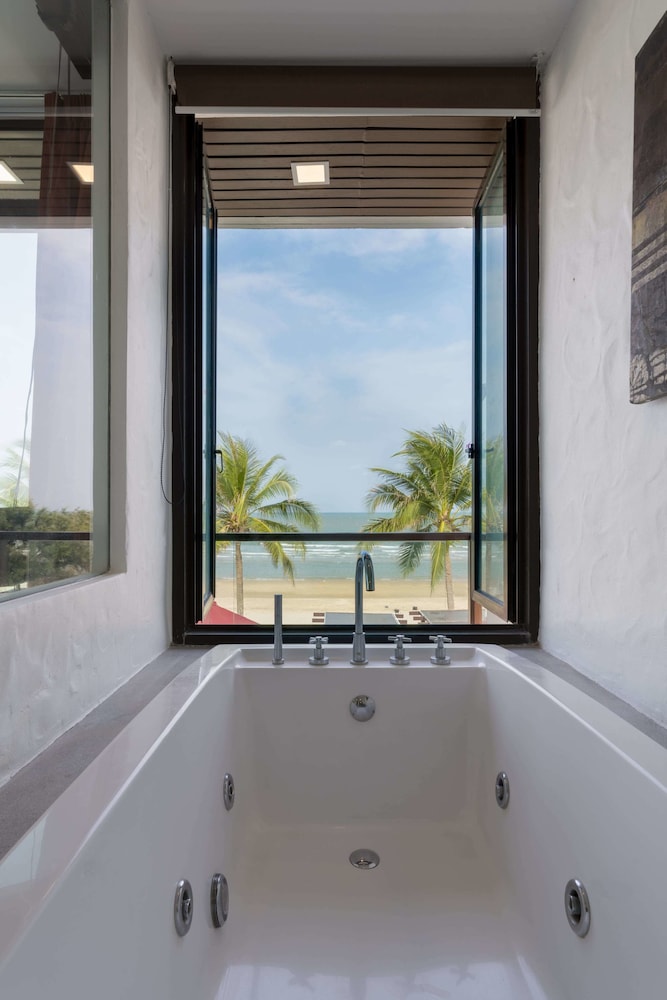Deep soaking bathtub