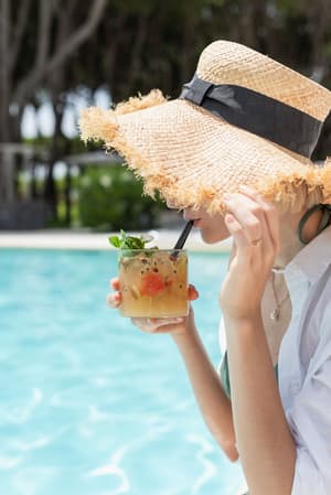 thumbnail: Poolside bar