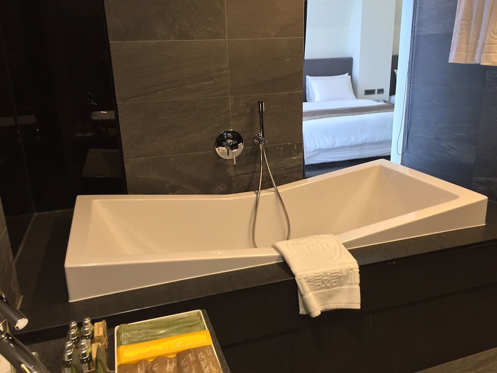 Deep soaking bathtub