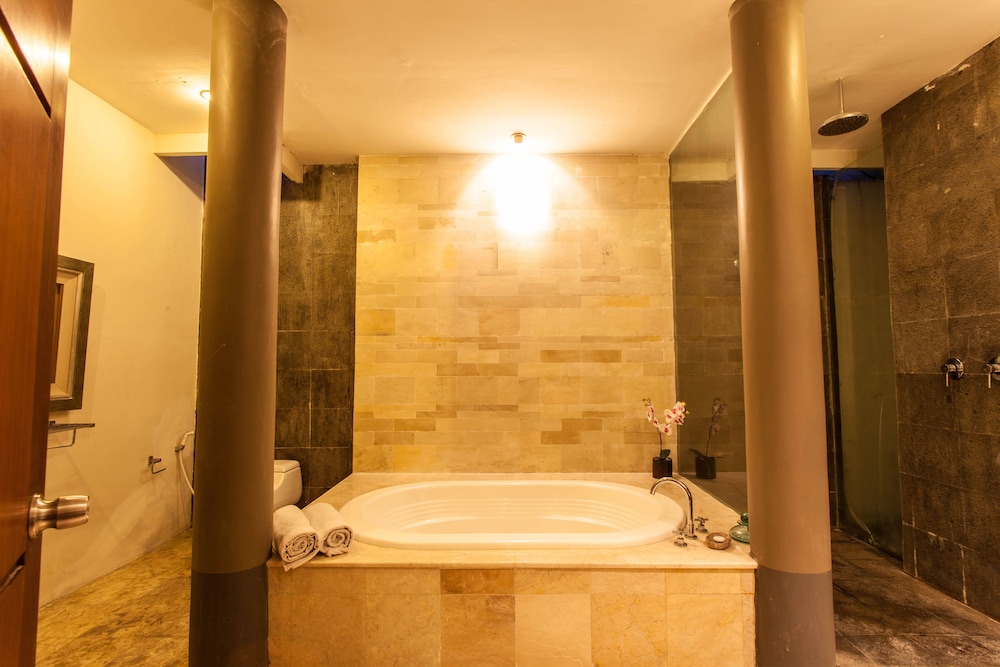 Deep soaking bathtub