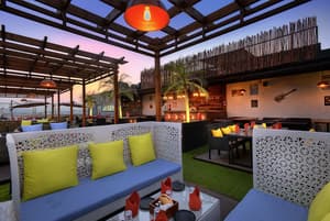 thumbnail: Swim-up bar