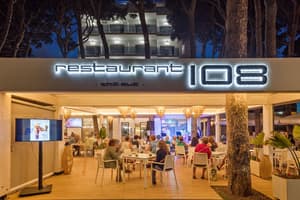thumbnail: Outdoor dining