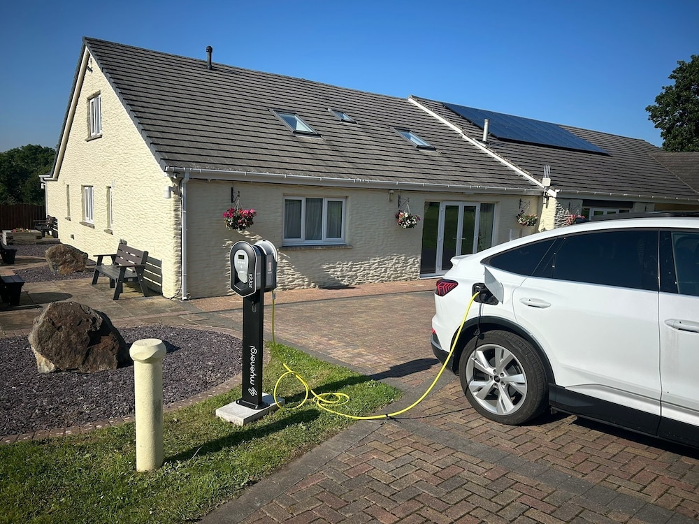 Electric vehicle charging station