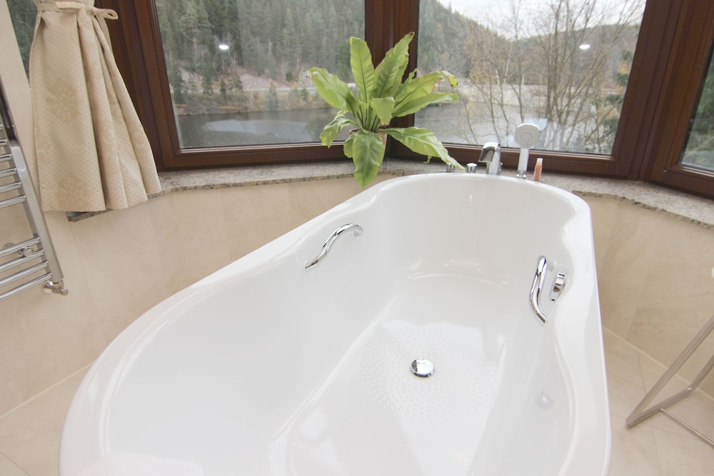 Deep soaking bathtub