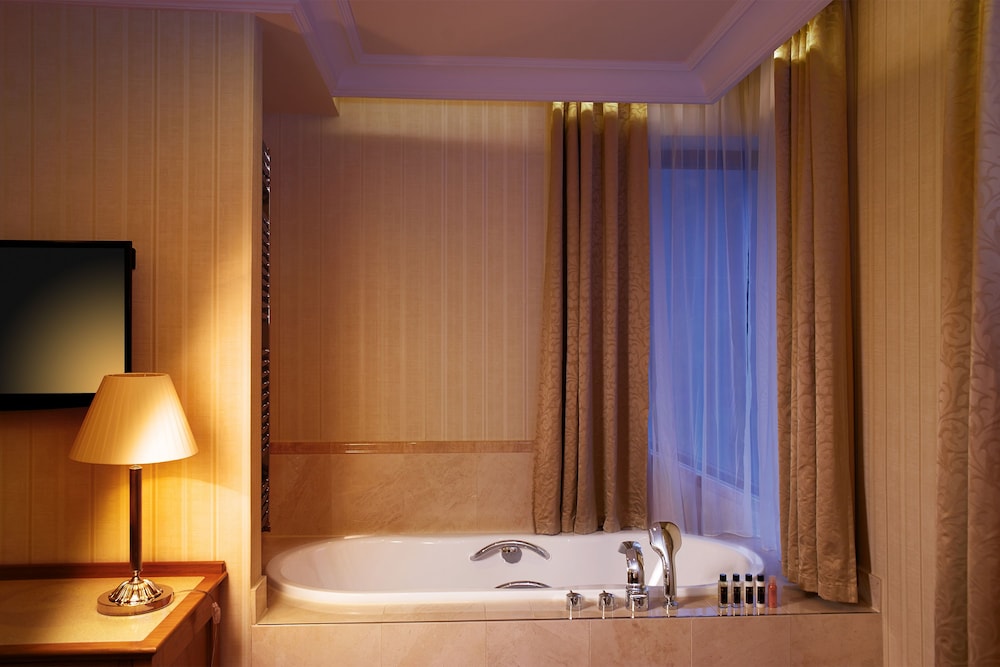 Deep soaking bathtub