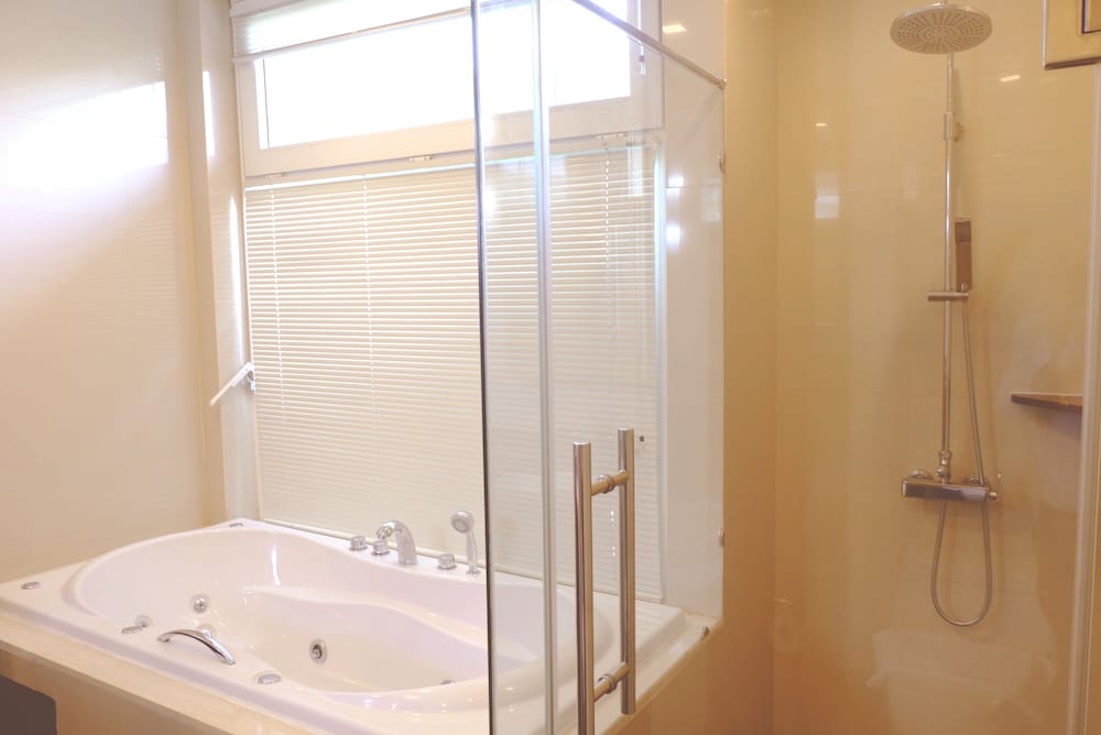 Jetted tub