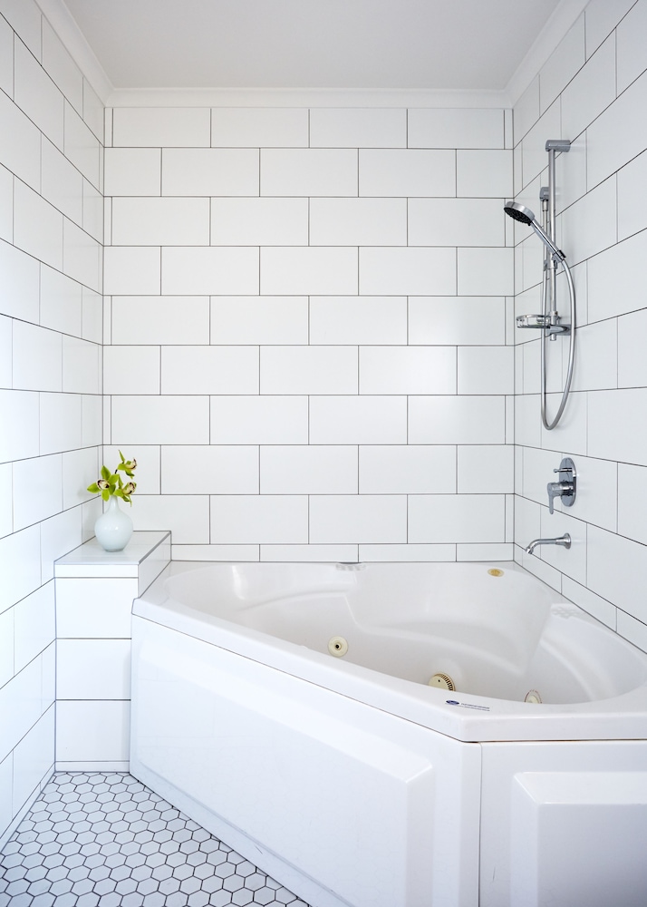 Jetted tub