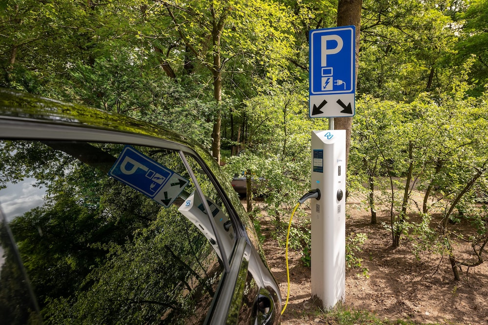 Electric vehicle charging station