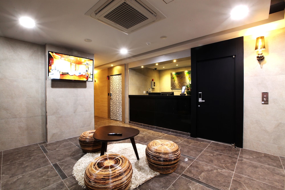 Check-in/check-out kiosk