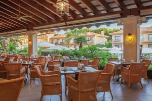 thumbnail: Couples dining