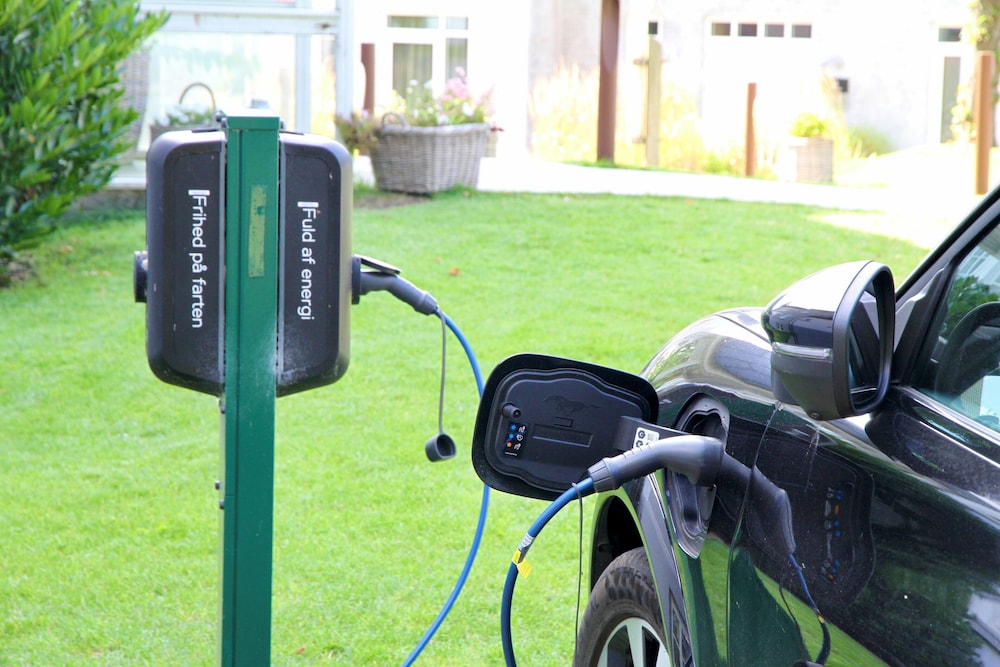 Electric vehicle charging station