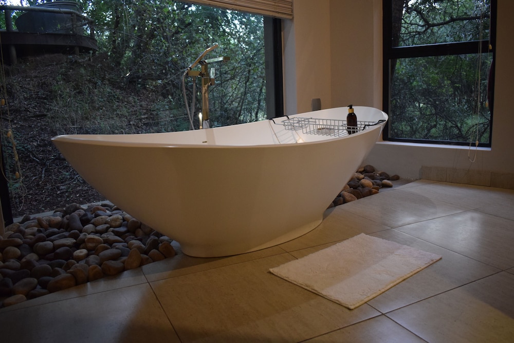Deep soaking bathtub