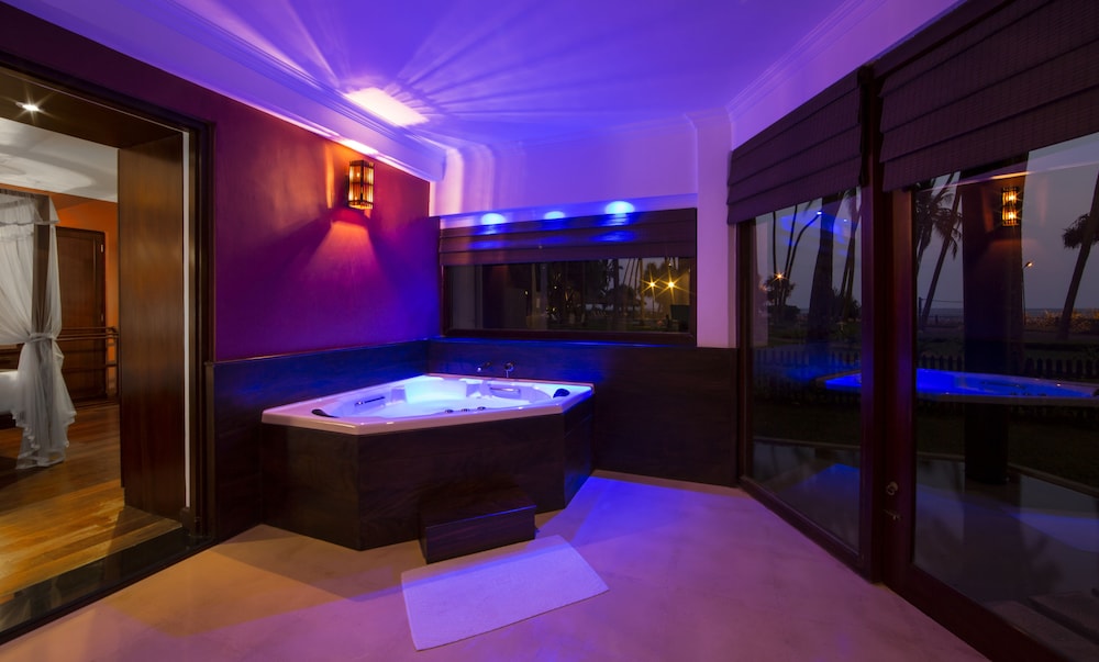 Deep soaking bathtub