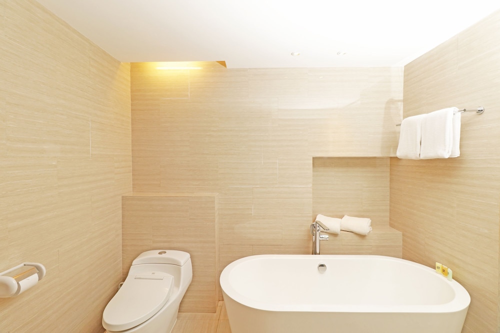 Deep soaking bathtub