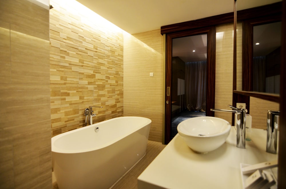 Deep soaking bathtub