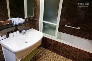 thumbnail: Deep soaking bathtub