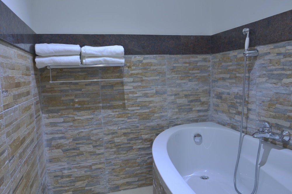Deep soaking bathtub