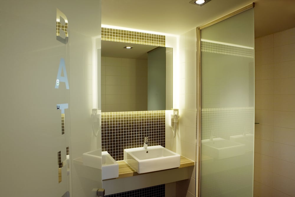 Bathroom sink