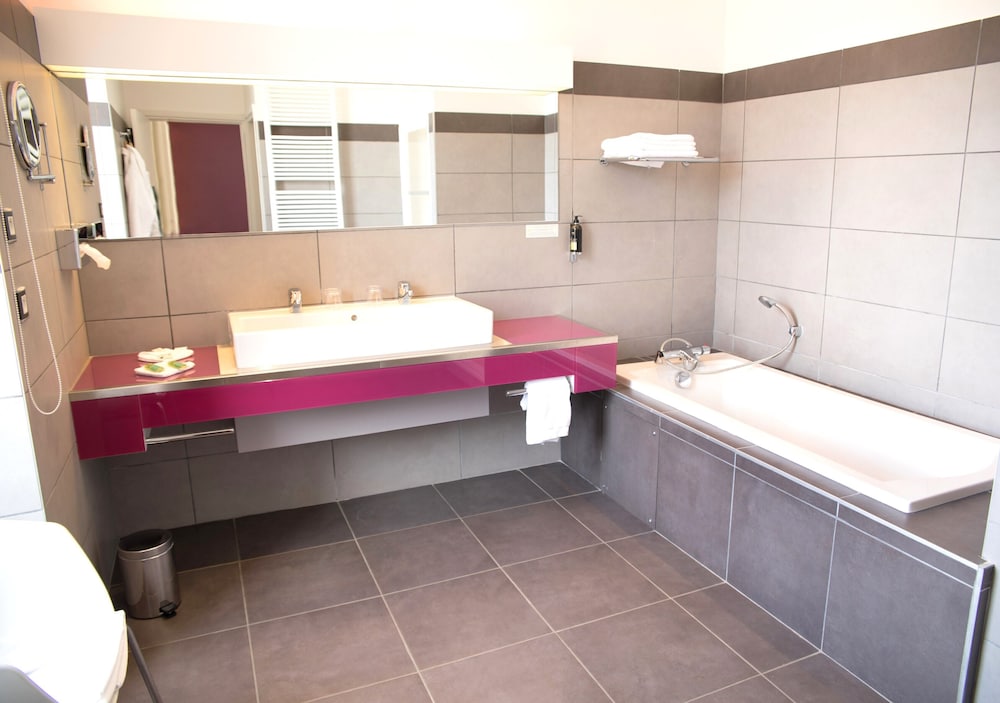 Deep soaking bathtub