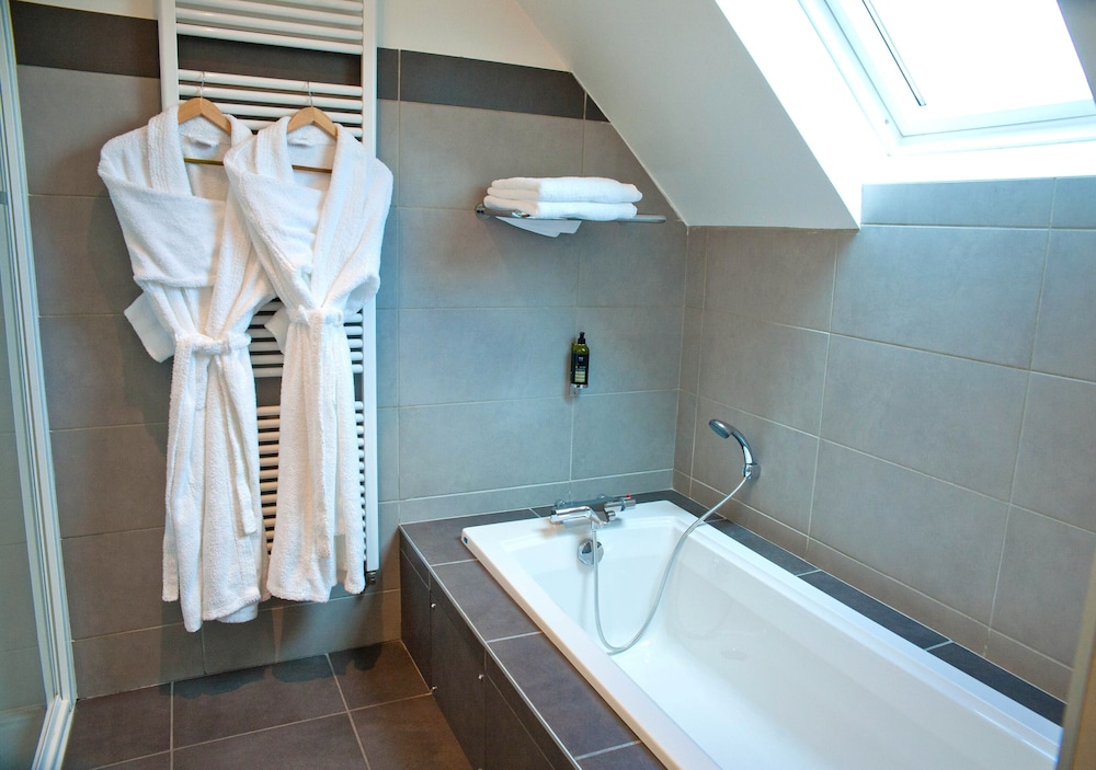 Deep soaking bathtub