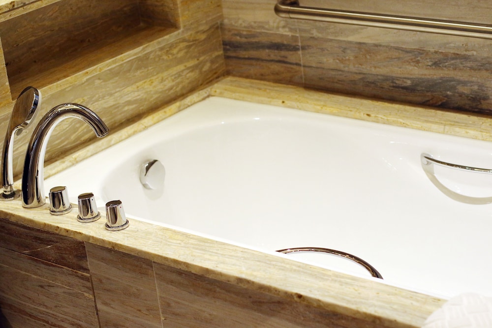 Deep soaking bathtub