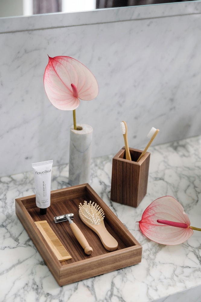 Bathroom amenities