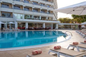 thumbnail: Swim-up bar
