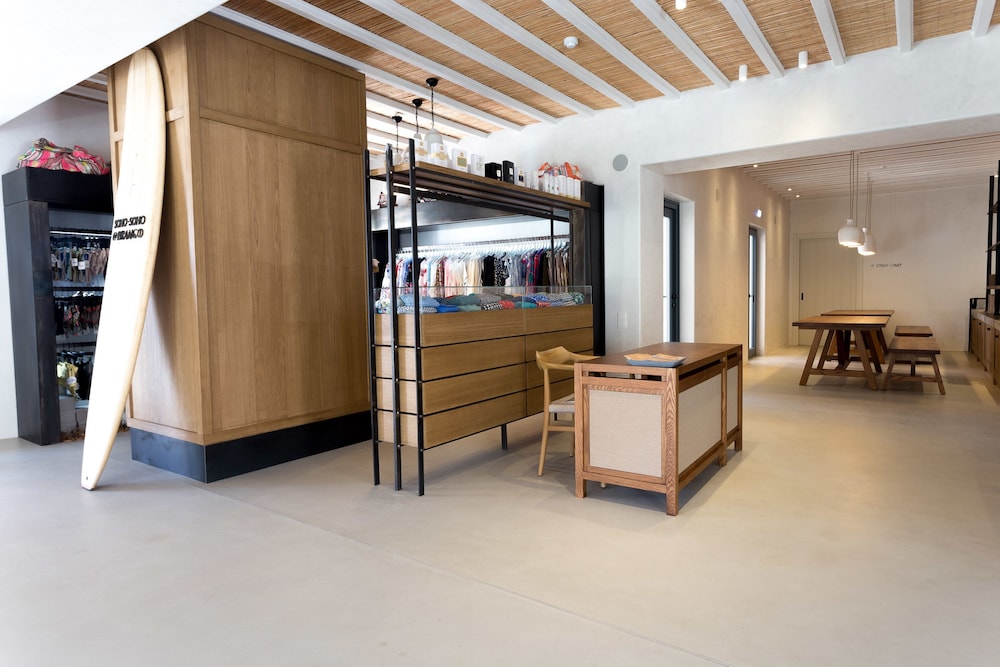 Concierge desk