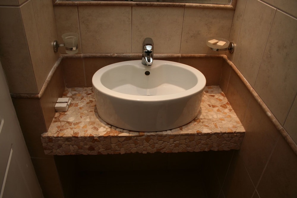 Bathroom sink