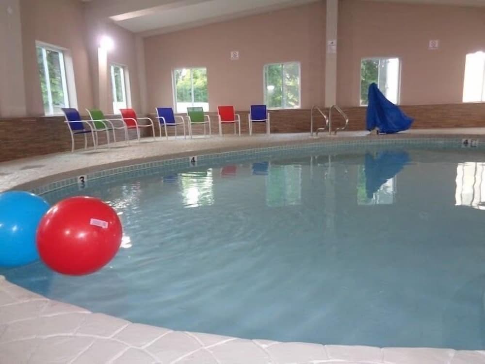 Indoor/outdoor pool