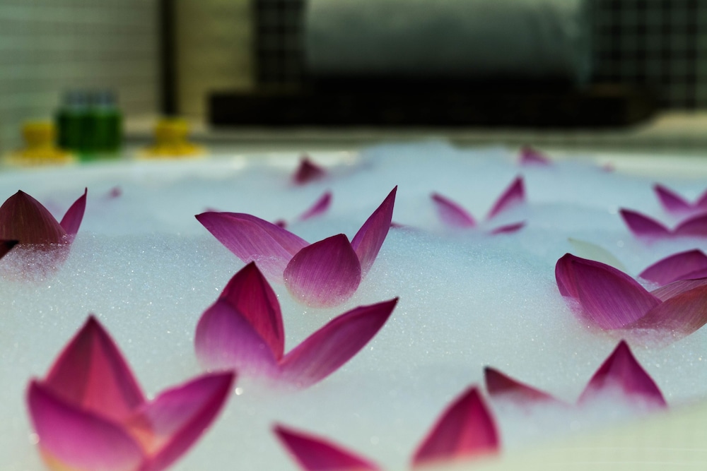 Deep soaking bathtub