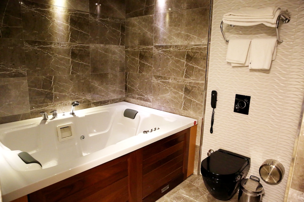 Jetted tub