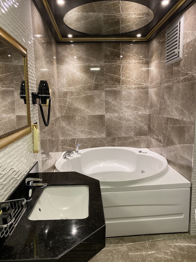 Jetted tub