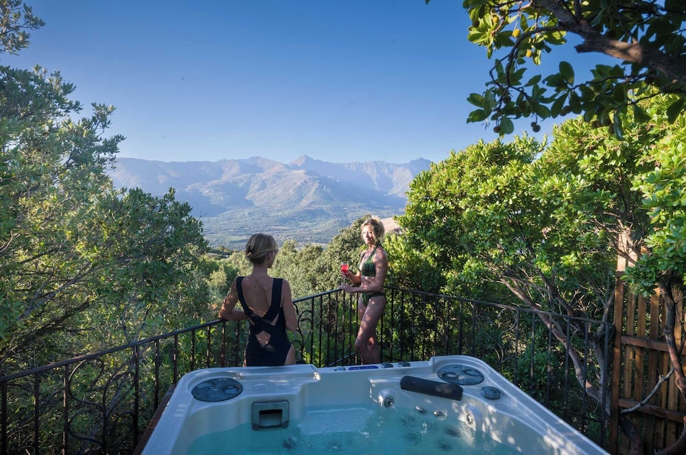Outdoor spa tub