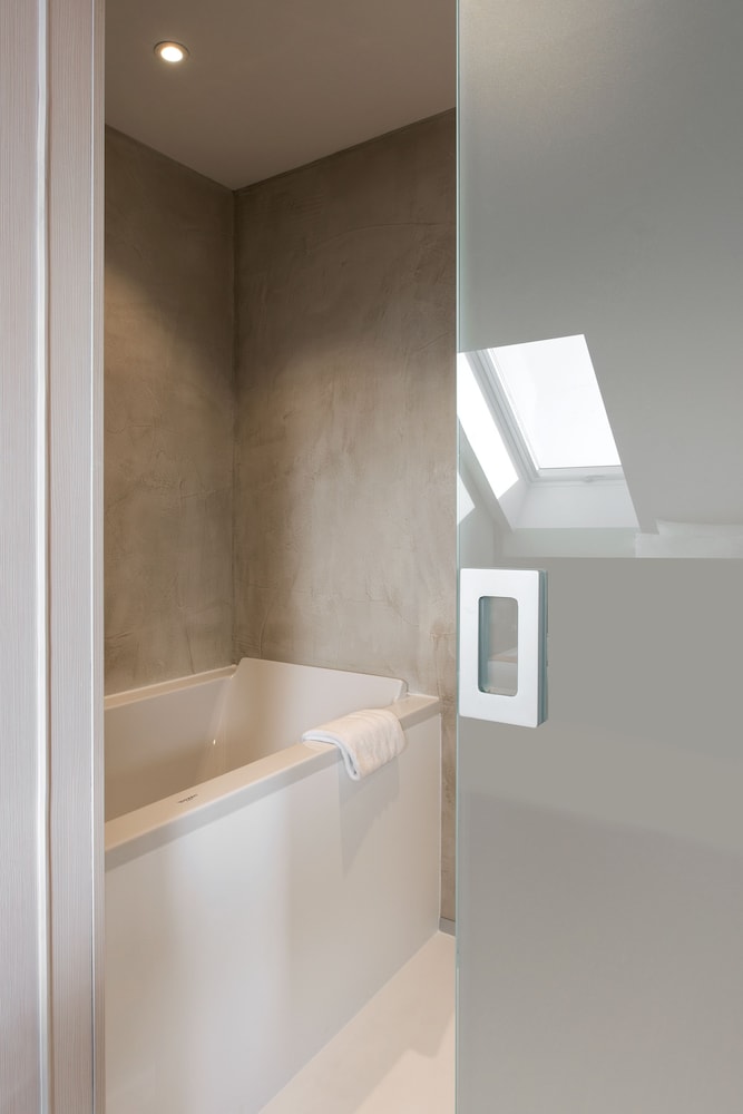 Deep soaking bathtub