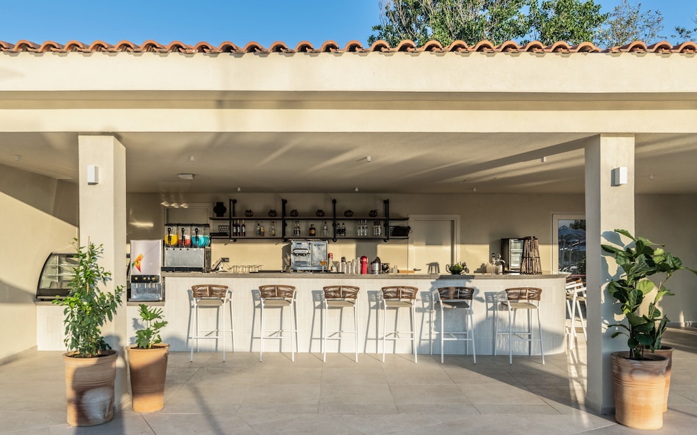 Poolside bar