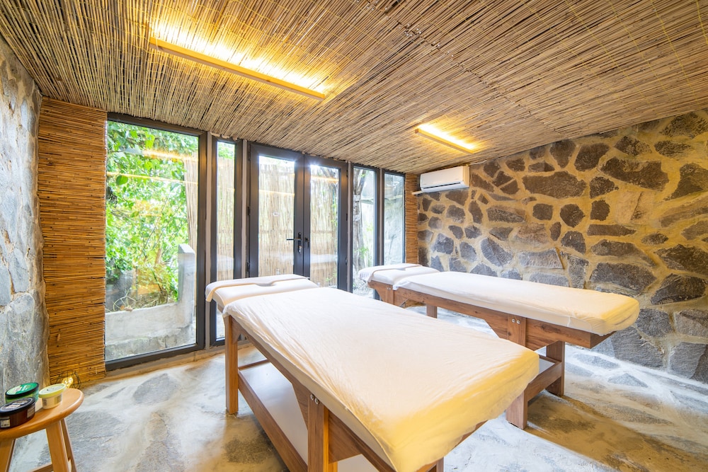 Swimming pool-spa