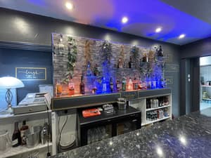 thumbnail: Bar (on property)