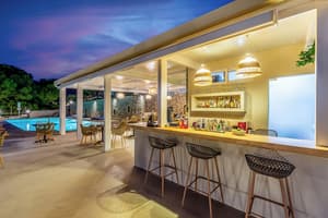 thumbnail: Bar (on property)
