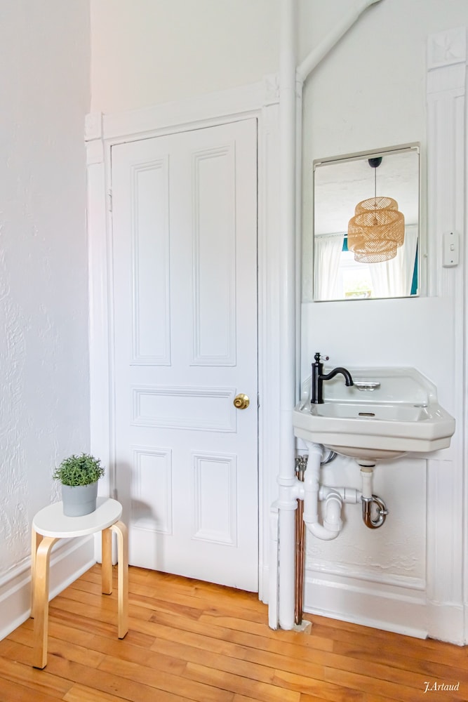 Bathroom sink
