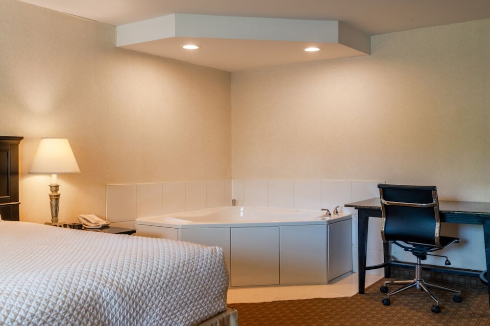 Indoor spa tub